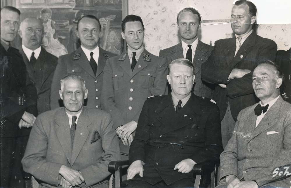 Fra_venstre_bak-_Per_Gjerstad__Olav_Bergan,_Johan_Andreas_Lippestad,_Gulbrand_Lunde,_Axel_Stang,_Rolf_Jørgen_Fuglesang_–_Fra_venstre_foran-_Thorstein_Fretheim,_VQ_og_Kjeld_Stub.jpg